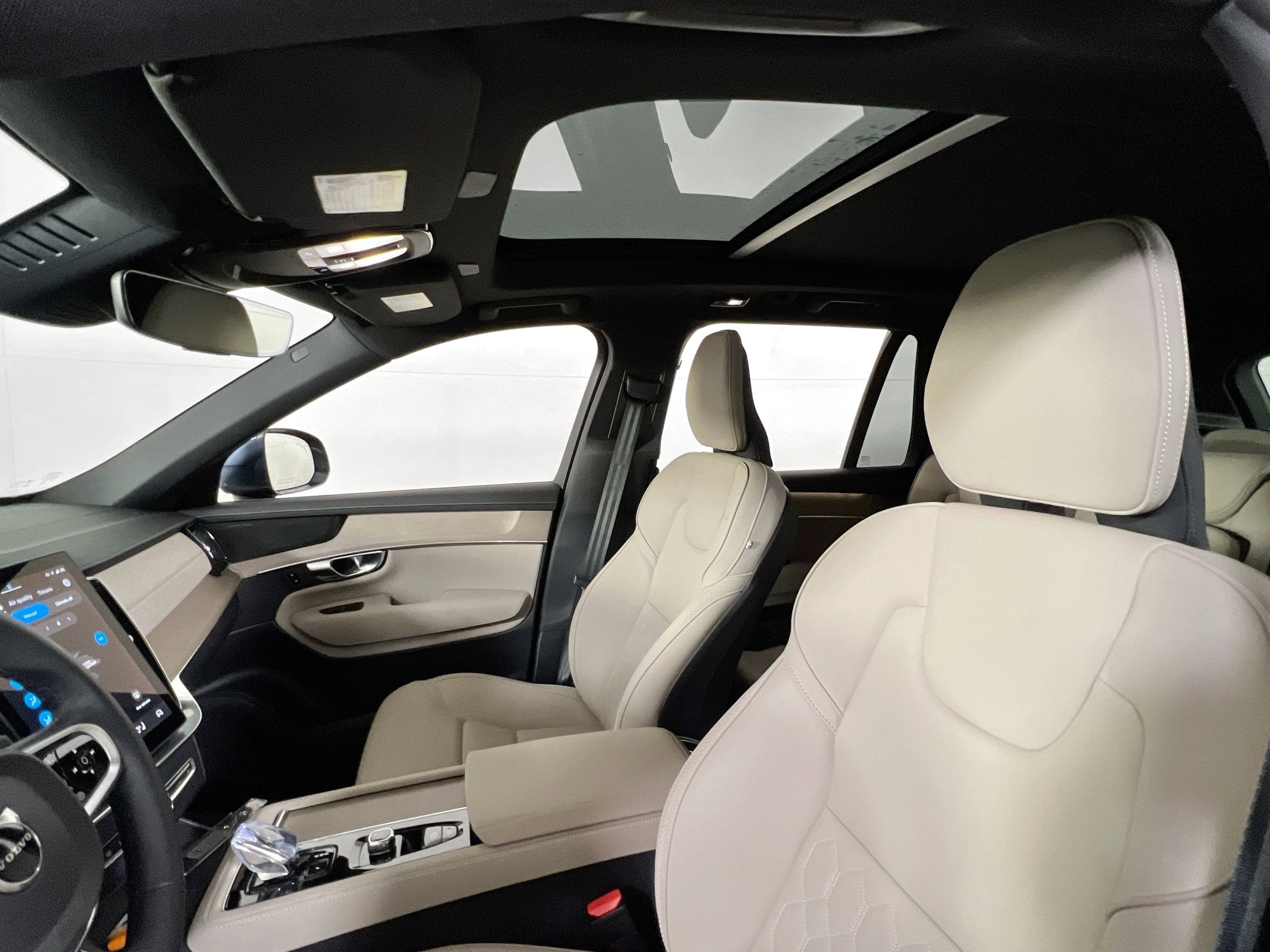 Used 2025 Volvo XC90 T8 Plus w/ Protection Package Premier image 22
