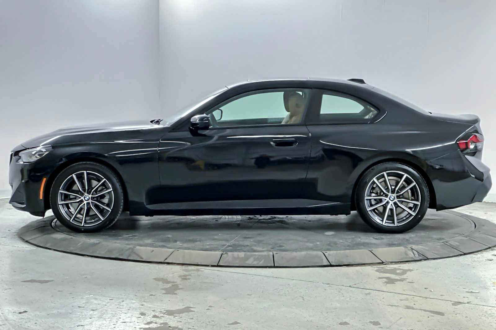 Used 2025 BMW 230i Coupe w/ Premium Package image 5