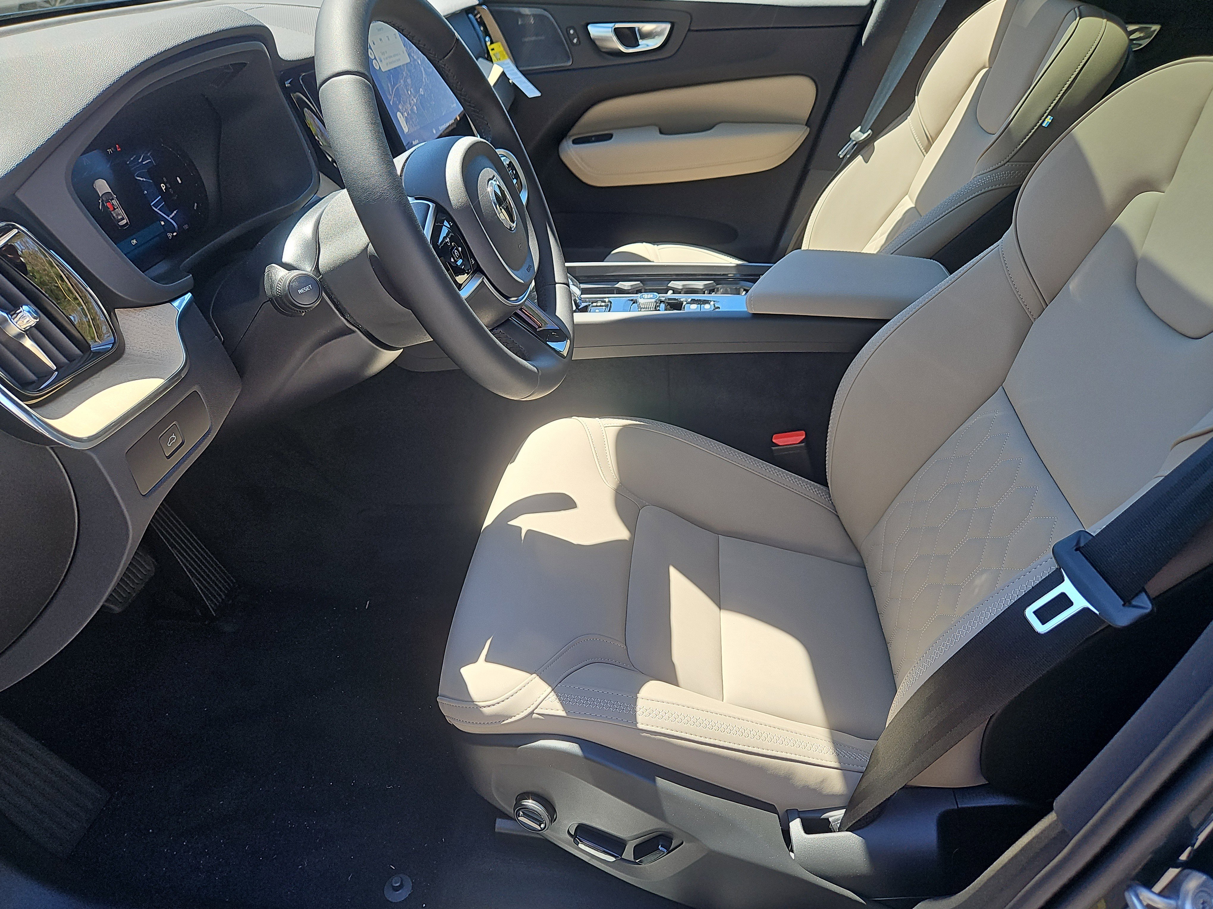 New 2026 Volvo XC60 B5 Plus w/ Protection Package Premier AWD/4WD image 22