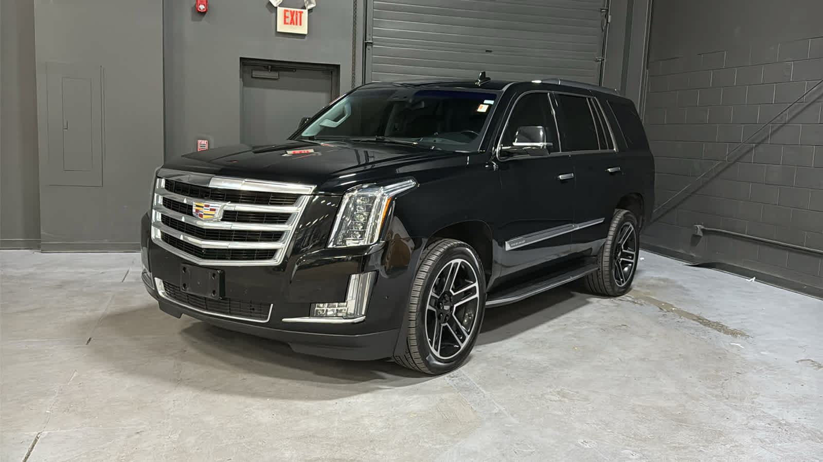 Used 2019 Cadillac Escalade Luxury AWD/4WD image 3