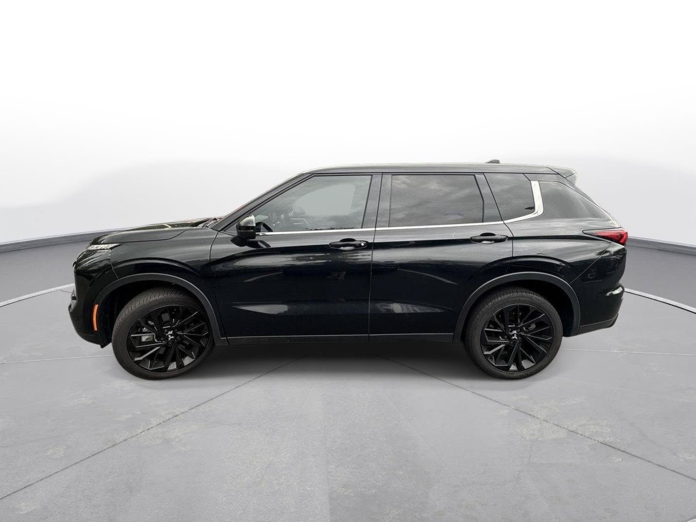 Used 2024 Mitsubishi Outlander SE Black Edition FWD image 9