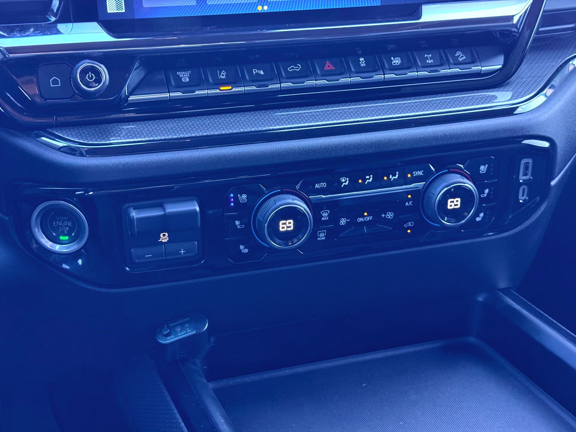 Used 2024 Chevrolet Silverado 2500 ZR2 w/ Technology Package image 32