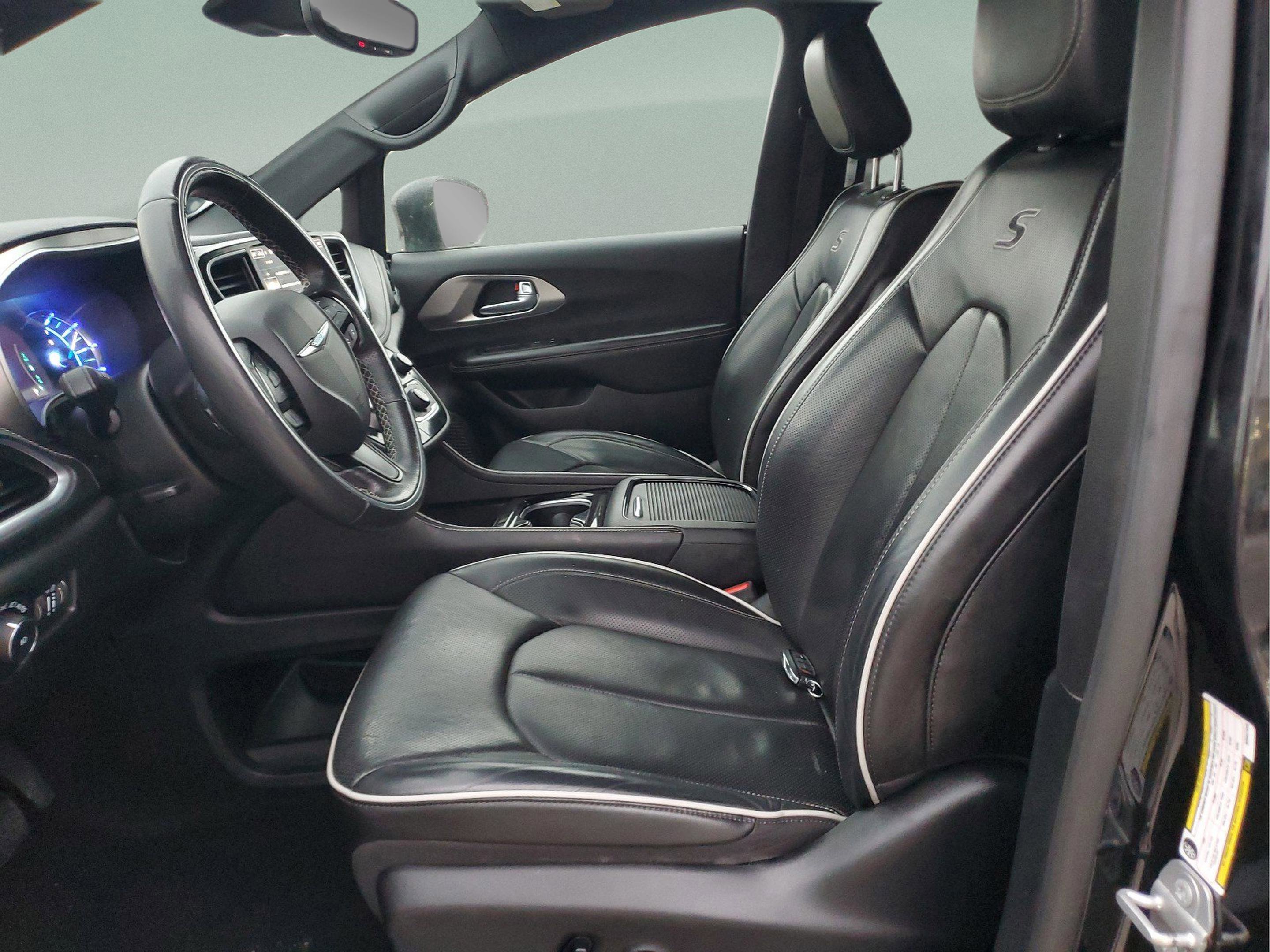 Used 2021 Chrysler Pacifica Limited w/ Uconnect Theater Family Group image 16