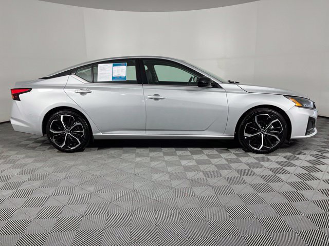 Used 2025 Nissan Altima 2.5 SR FWD image 13