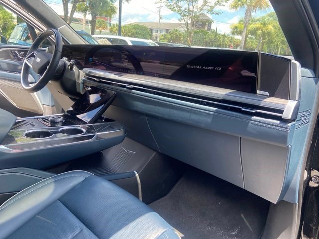 Certified 2026 Cadillac Escalade IQ Sport 2 w/ LPO, ONYX Package AWD/4WD image 13