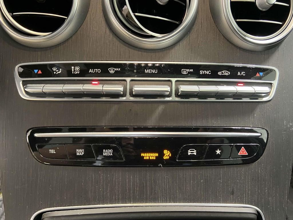 Used 2021 Mercedes-Benz GLC 300 4MATIC w/ Premium Package image 19