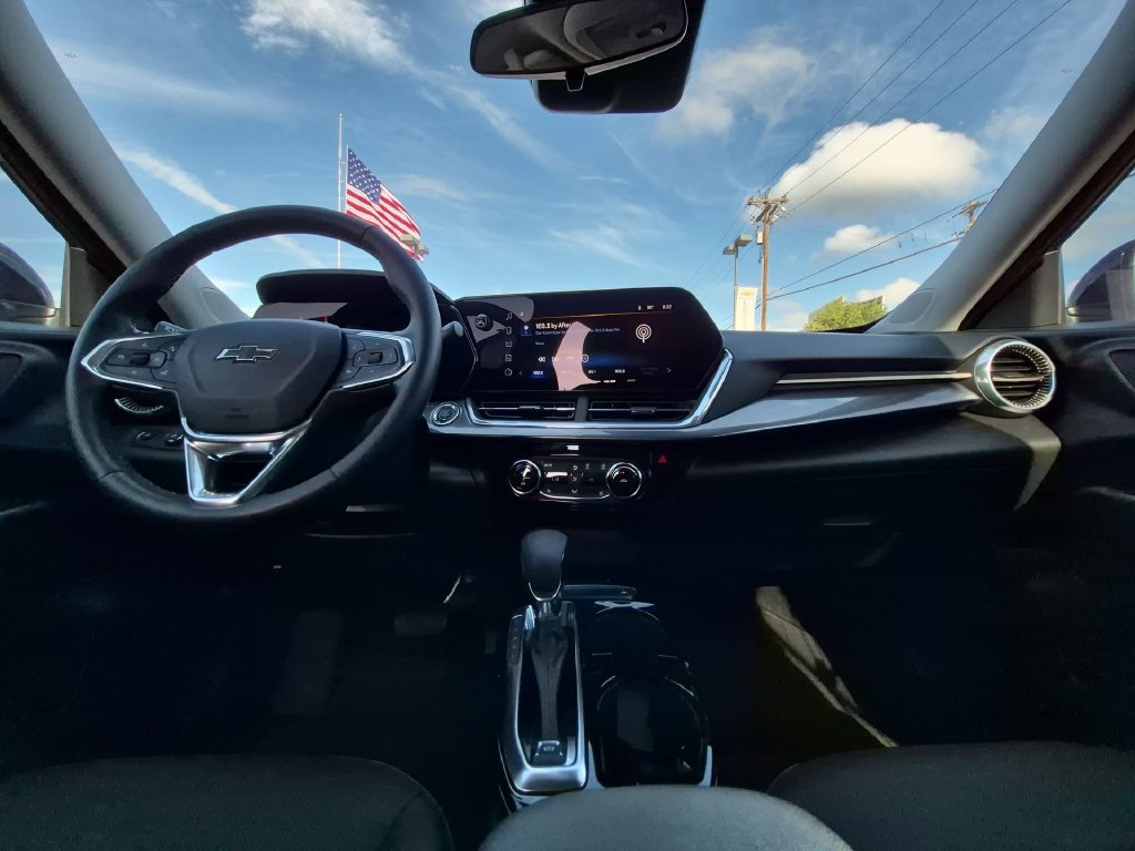 Used 2024 Chevrolet Trax ACTIV w/ Driver Confidence Package FWD image 2
