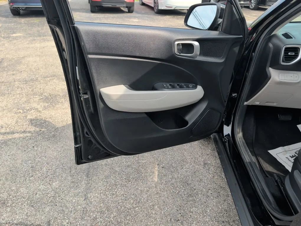Used 2022 Hyundai Venue SEL FWD image 17