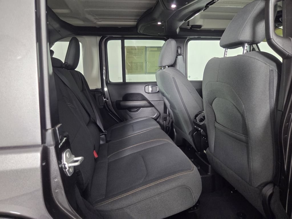 Used 2025 Jeep Wrangler Unlimited Sahara AWD/4WD image 31