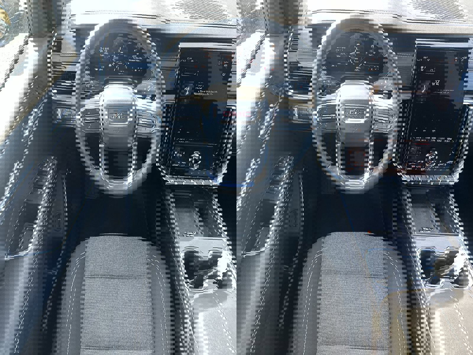 Used 2025 GMC Acadia Elevation image 17