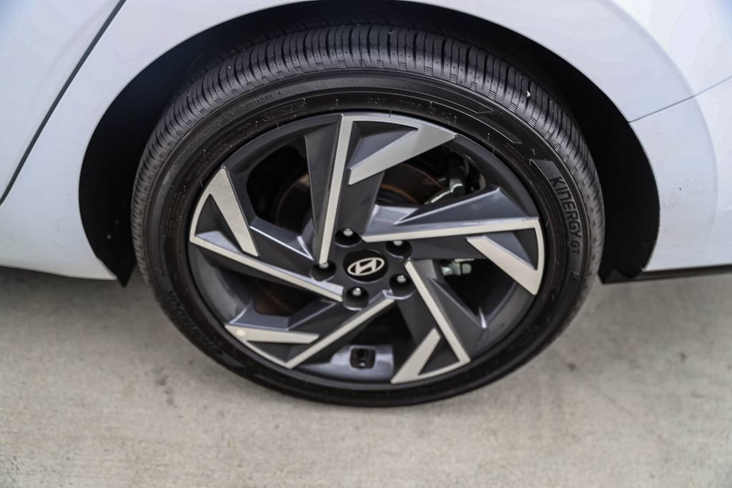 Certified 2025 Hyundai Elantra Limited FWD image 4