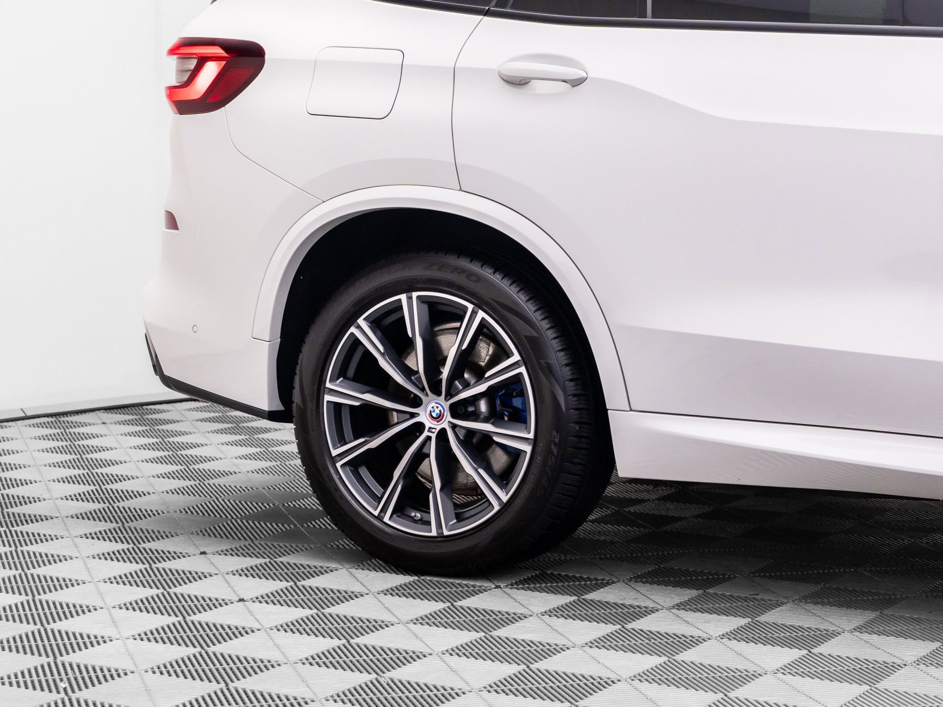 Certified 2023 BMW X5 M50i w/ Executive Package image 42