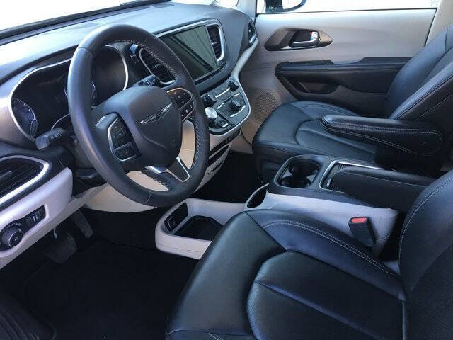 Used 2024 Chrysler Pacifica Touring-L image 18