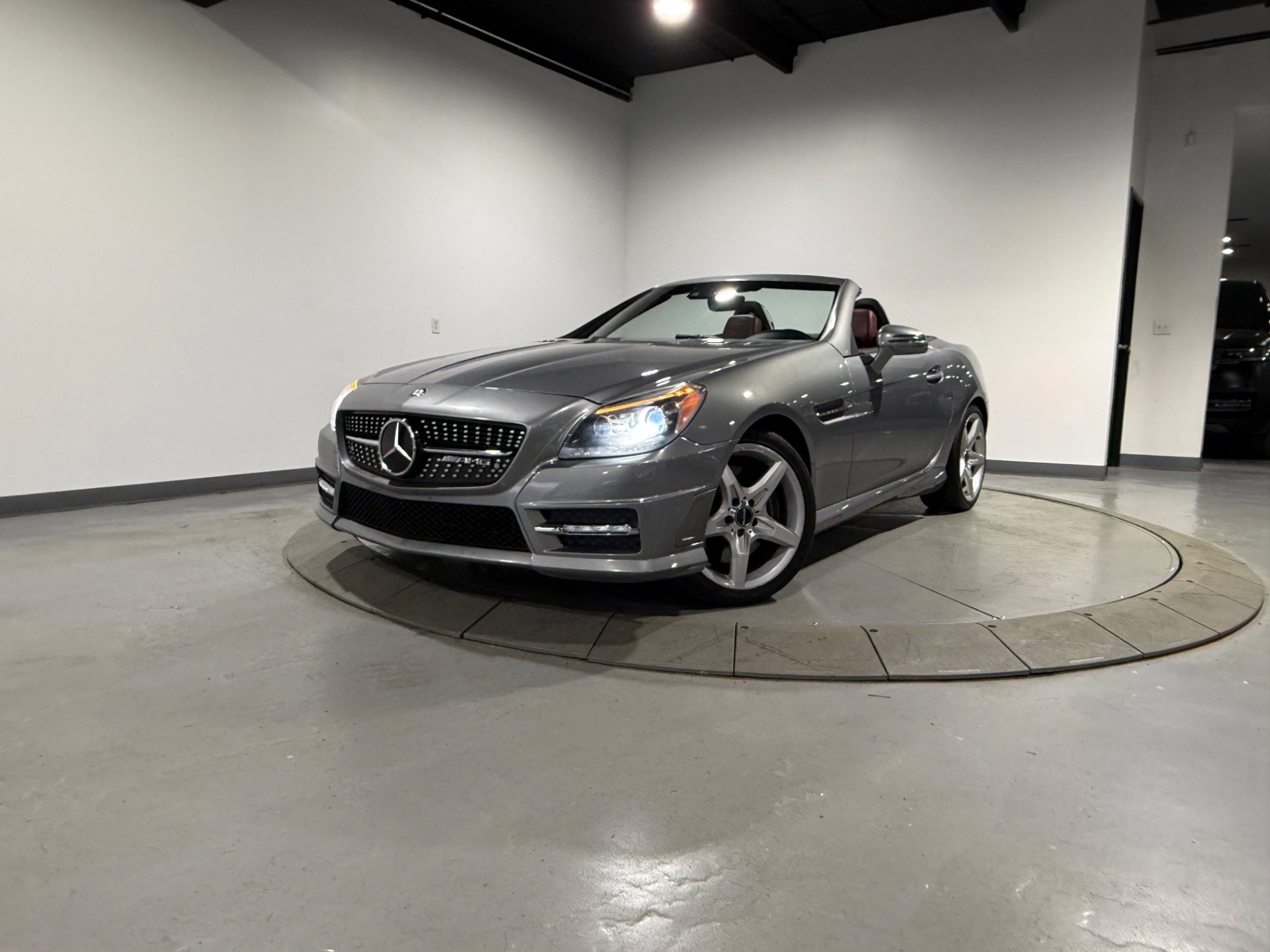 Used 2015 Mercedes-Benz SLK 350 image 2