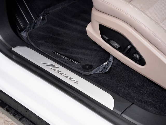 Certified 2025 Porsche Macan Electric image 11