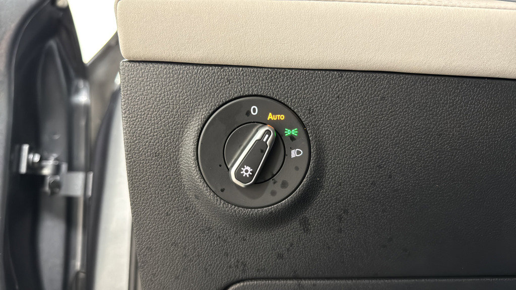 Certified 2025 Volkswagen Taos SE image 19