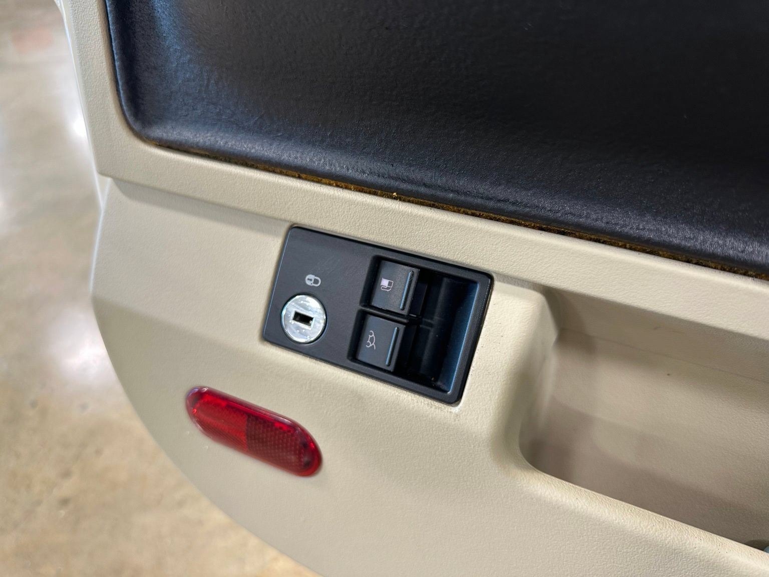 Used 2010 Volkswagen Beetle Final Edition FWD image 21