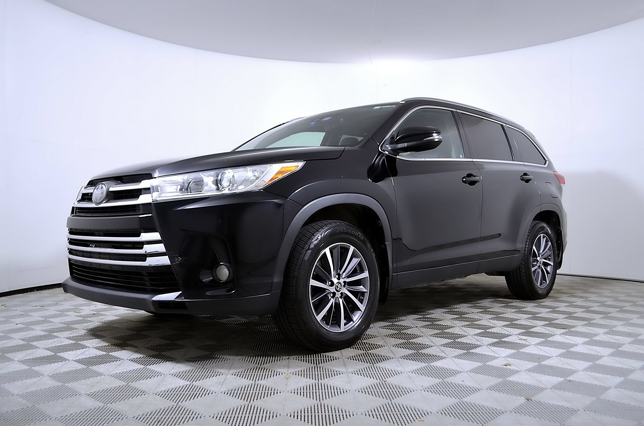 Used 2019 Toyota Highlander XLE AWD/4WD image 2