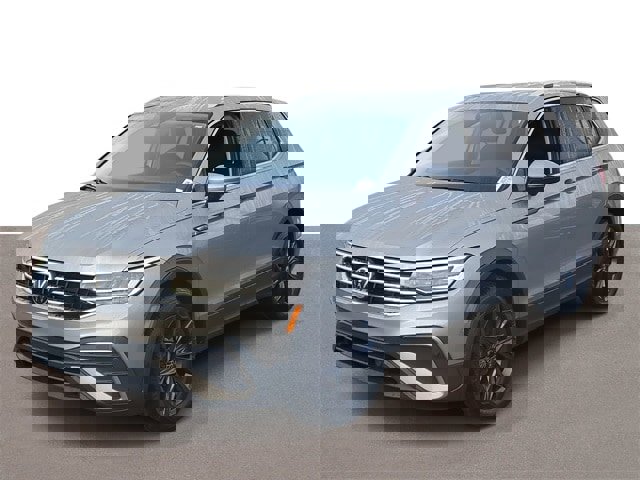 Certified 2023 Volkswagen Tiguan SE image 2