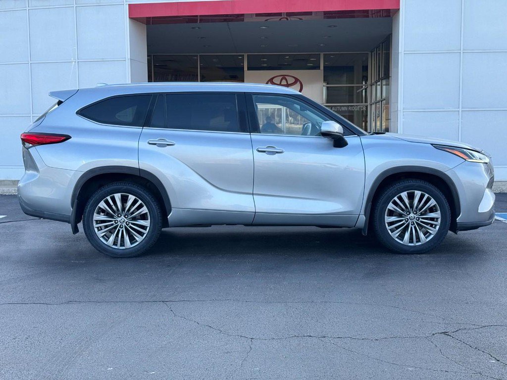 Certified 2020 Toyota Highlander Platinum AWD/4WD image 2