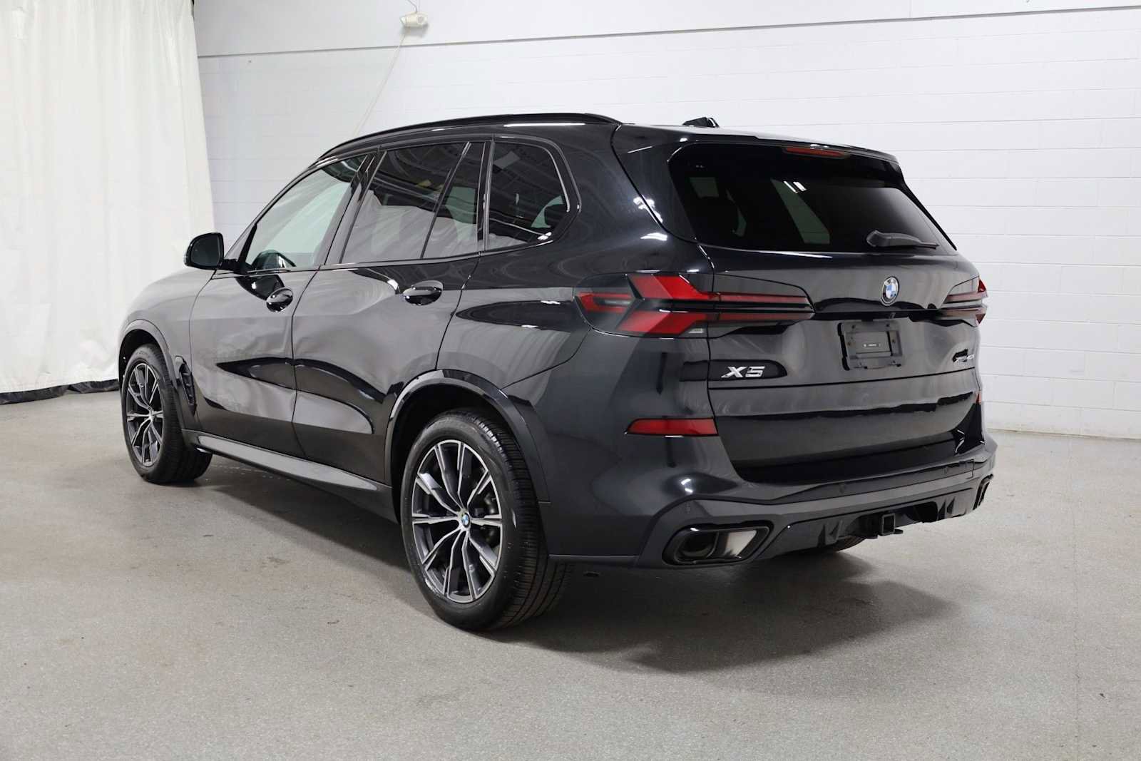 Used 2024 BMW X5 xDrive40i w/ M Sport Package image 3