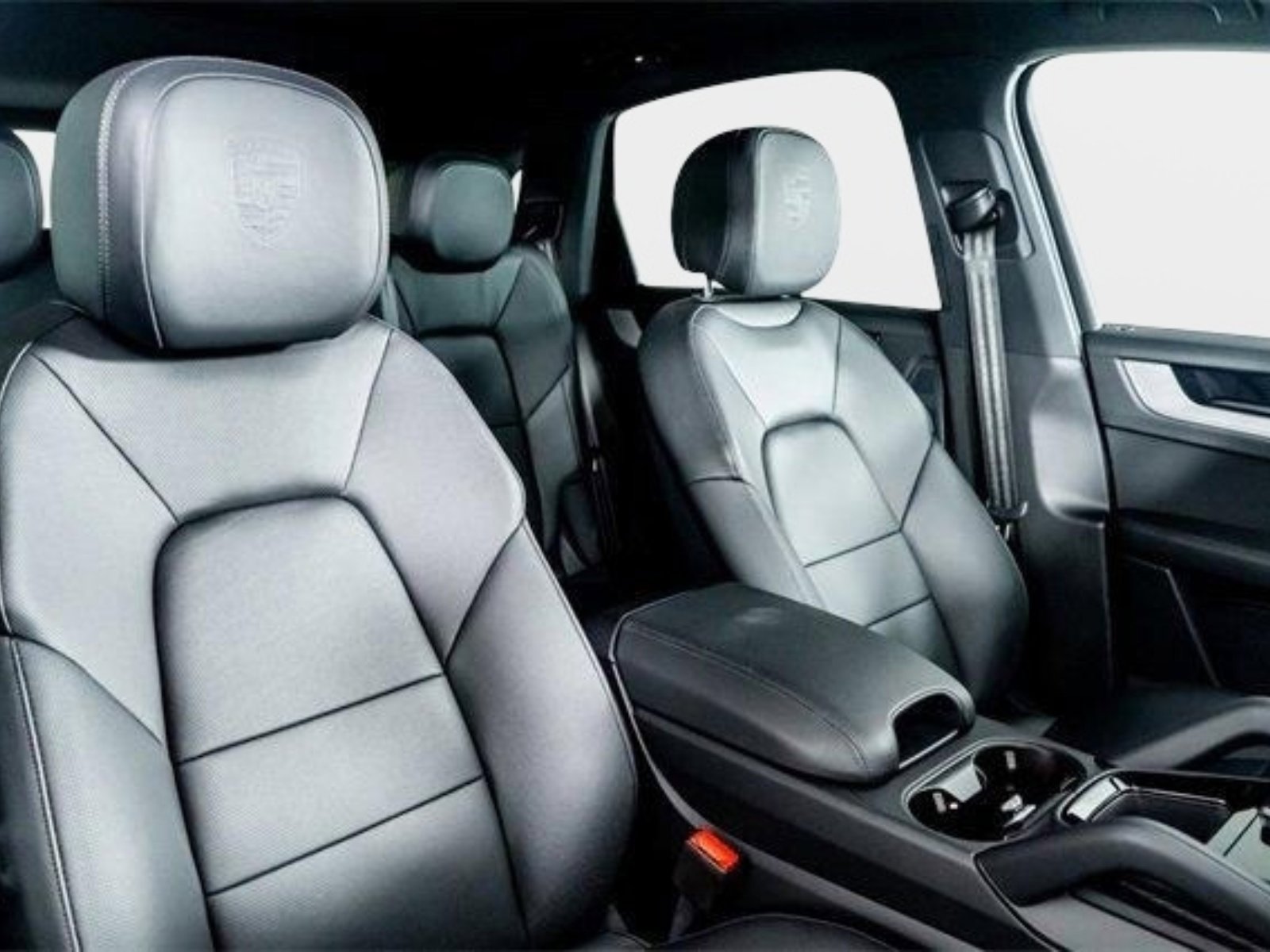 Used 2025 Porsche Cayenne image 57