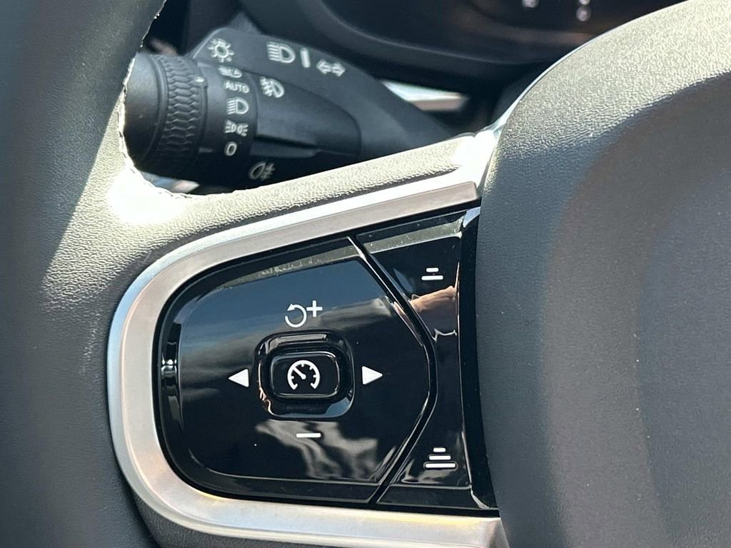 Used 2022 Volvo XC60 B6 R-Design image 36