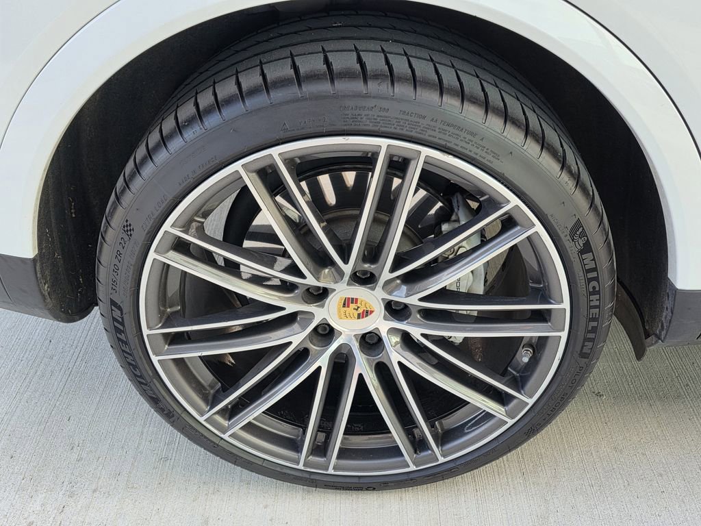 Used 2022 Porsche Cayenne image 16
