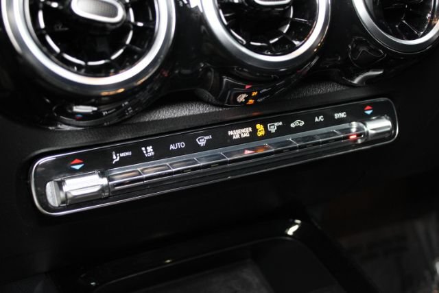 Used 2020 Mercedes-Benz GLB 250 4MATIC w/ Premium Package image 19