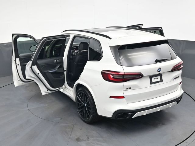 Used 2020 BMW X5 M50i w/ Executive Package AWD/4WD image 40