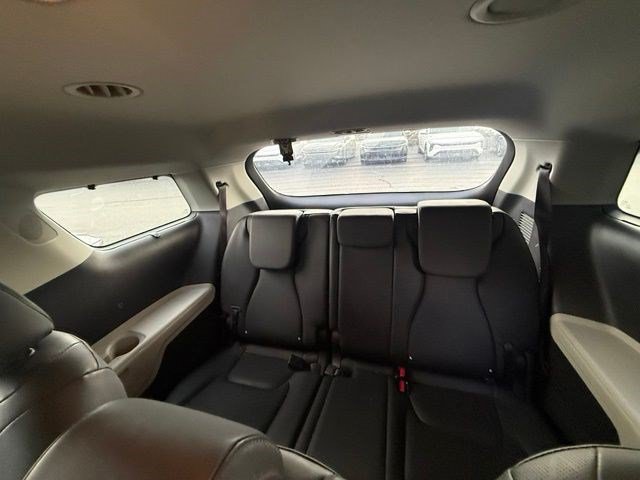 Used 2024 Kia Carnival EX FWD image 5