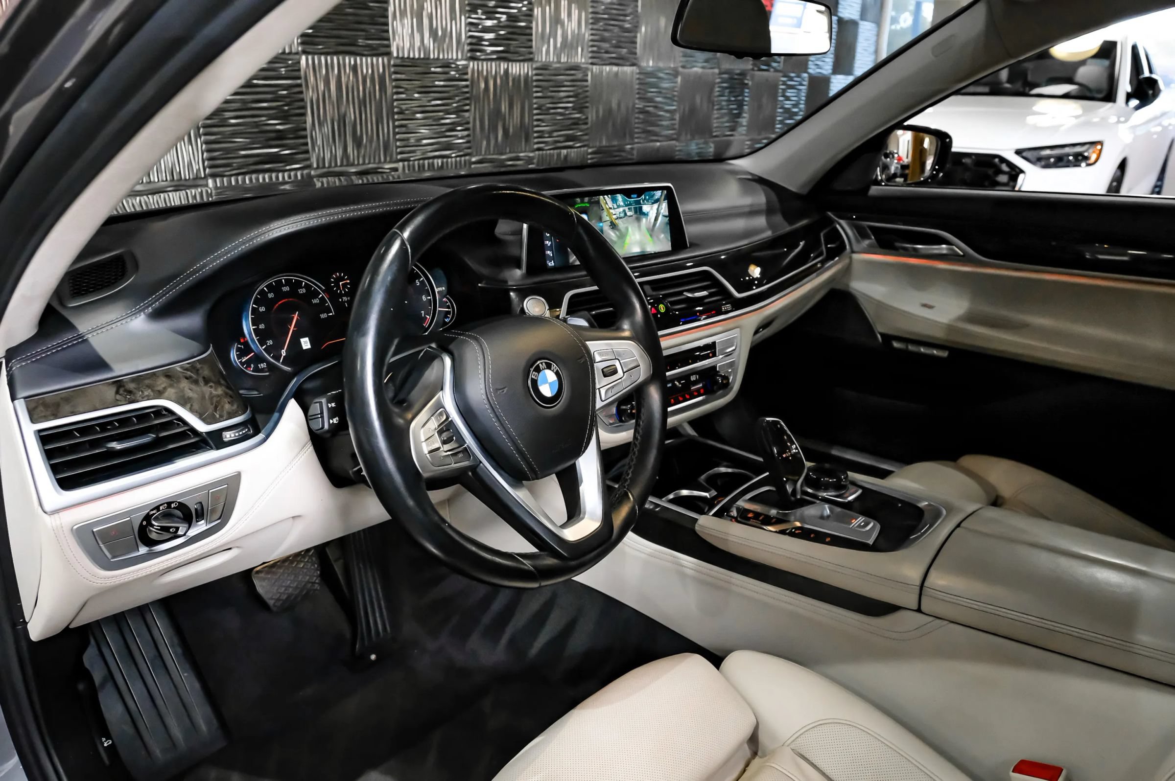 Used 2018 BMW 750i xDrive AWD/4WD image 3