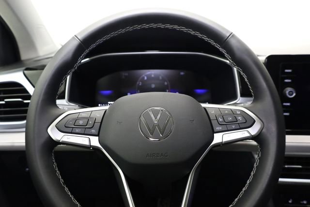 Used 2025 Volkswagen Taos SE w/ Black Wheel Package image 14