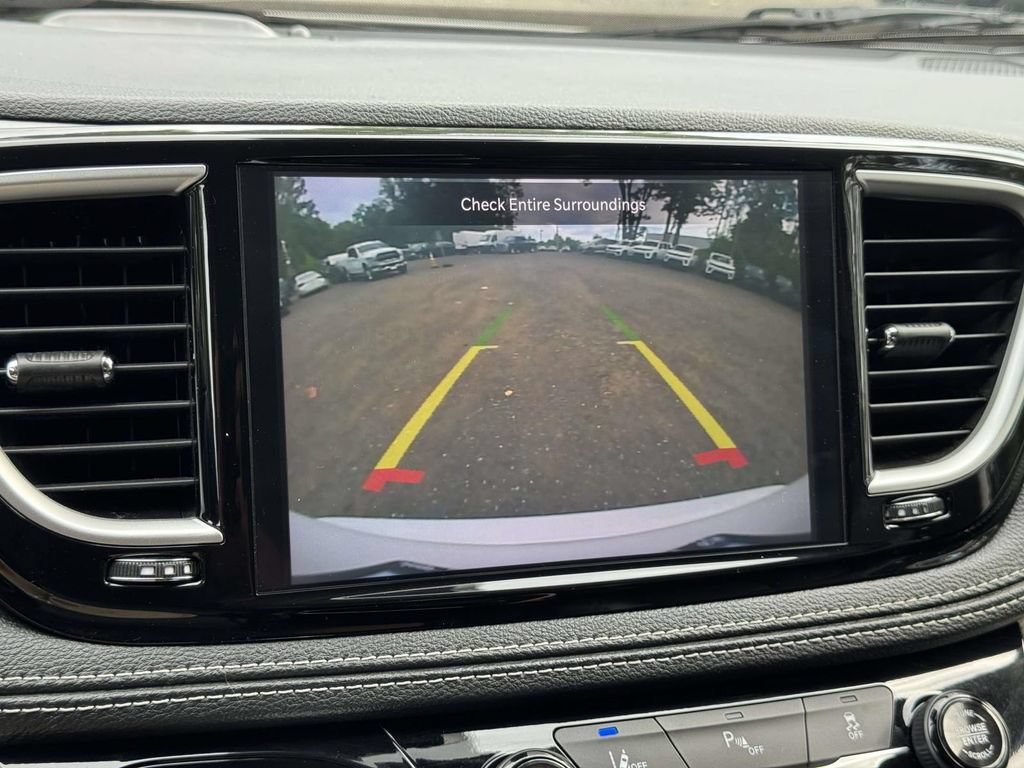 Used 2024 Chrysler Pacifica Limited FWD image 17