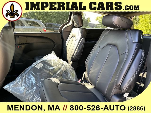 New 2027 Chrysler Pacifica Select AWD/4WD image 16