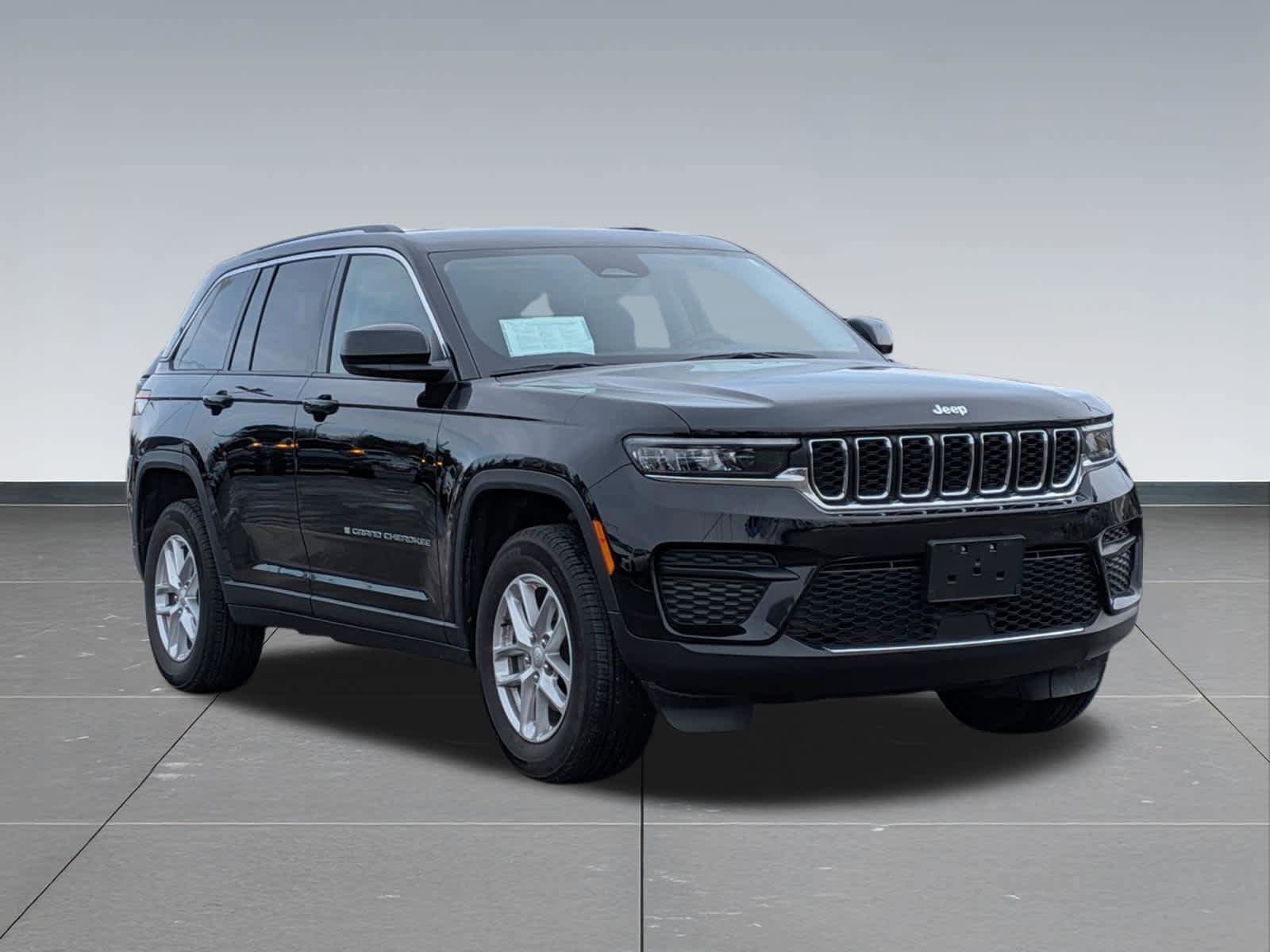 Used 2023 Jeep Grand Cherokee Laredo image 8