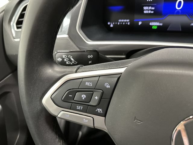 Used 2024 Volkswagen Tiguan SE FWD image 40
