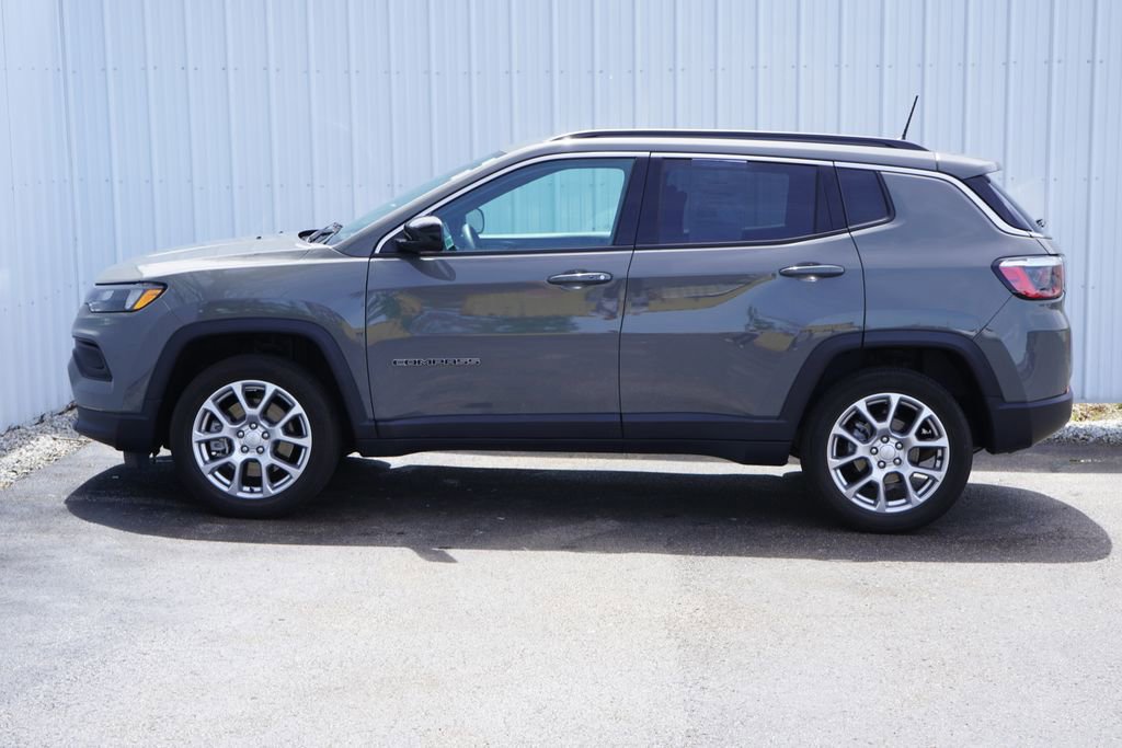 Used 2023 Jeep Compass Latitude AWD/4WD image 3