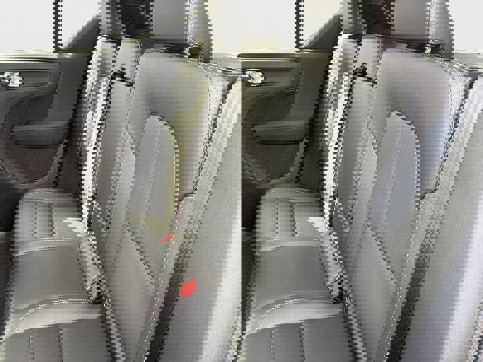 Used 2025 Volvo XC40 B5 Plus image 15