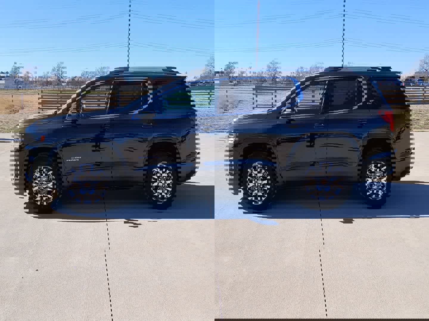 Used 2023 GMC Acadia SLT w/ Preferred Package image 3