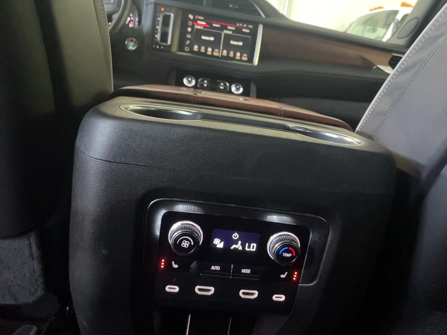 Used 2024 GMC Yukon XL Denali Ultimate AWD/4WD image 13