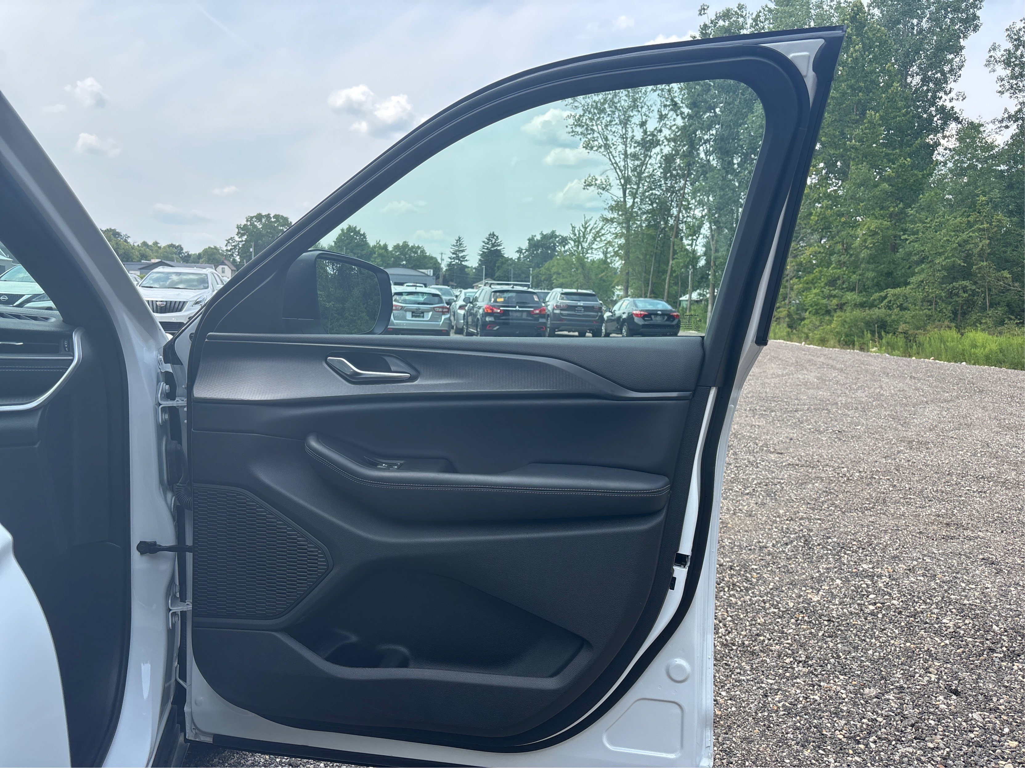 Used 2024 Jeep Grand Cherokee Laredo image 25