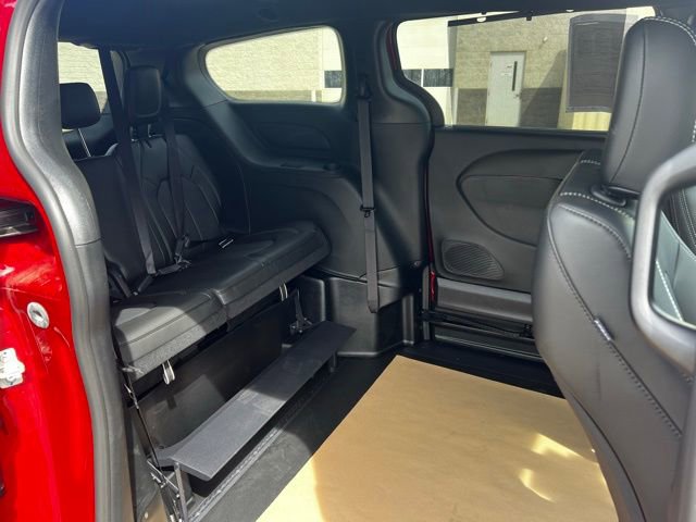 Used 2025 Chrysler Voyager LX image 24