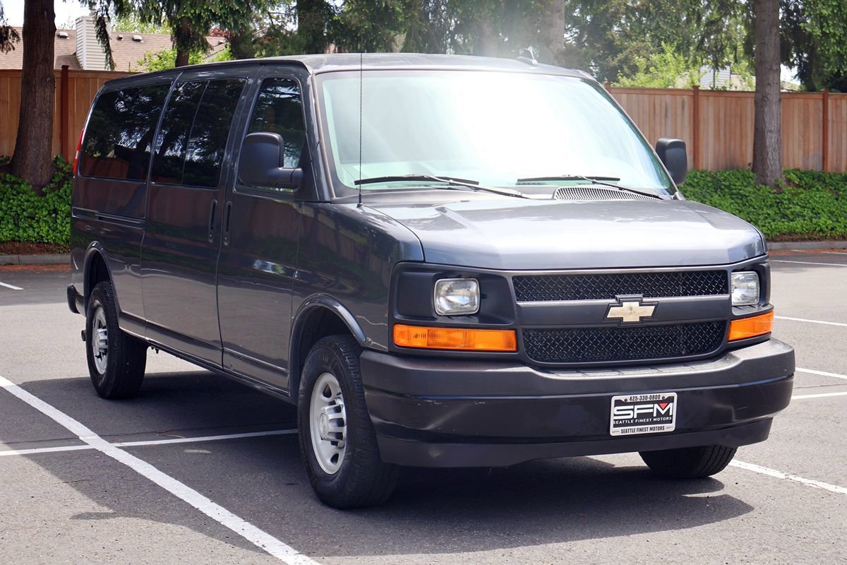 Used 2017 Chevrolet Express 3500 Extended RWD image 5