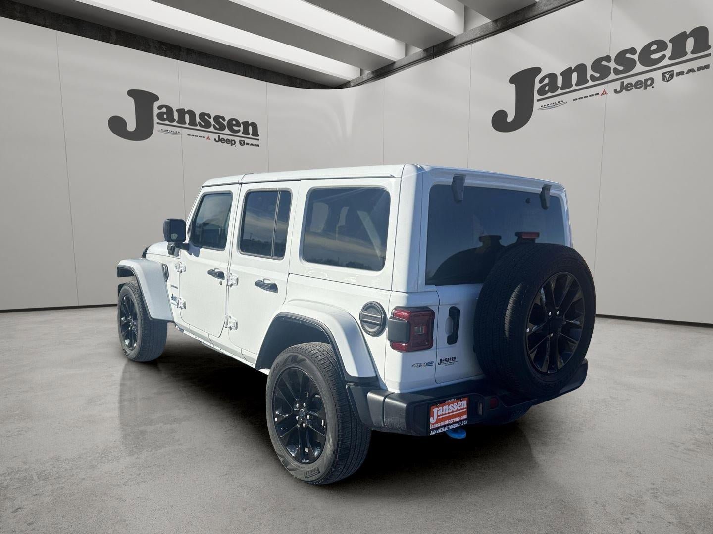 Used 2024 Jeep Wrangler Unlimited Sahara AWD/4WD image 2