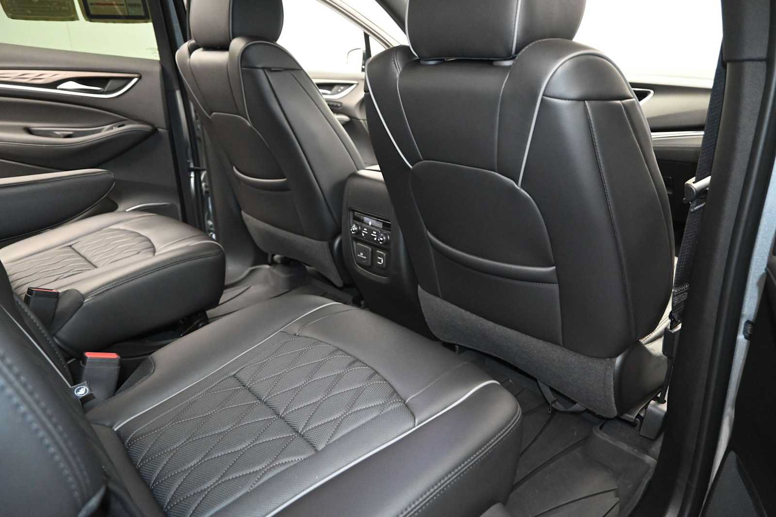 Used 2024 Buick Enclave Avenir AWD/4WD image 32