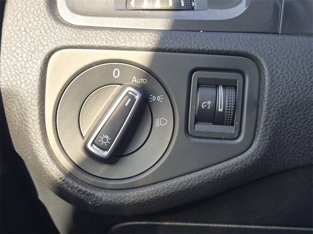 Used 2019 Volkswagen e-Golf SE w/ Driver Assistance Package image 22