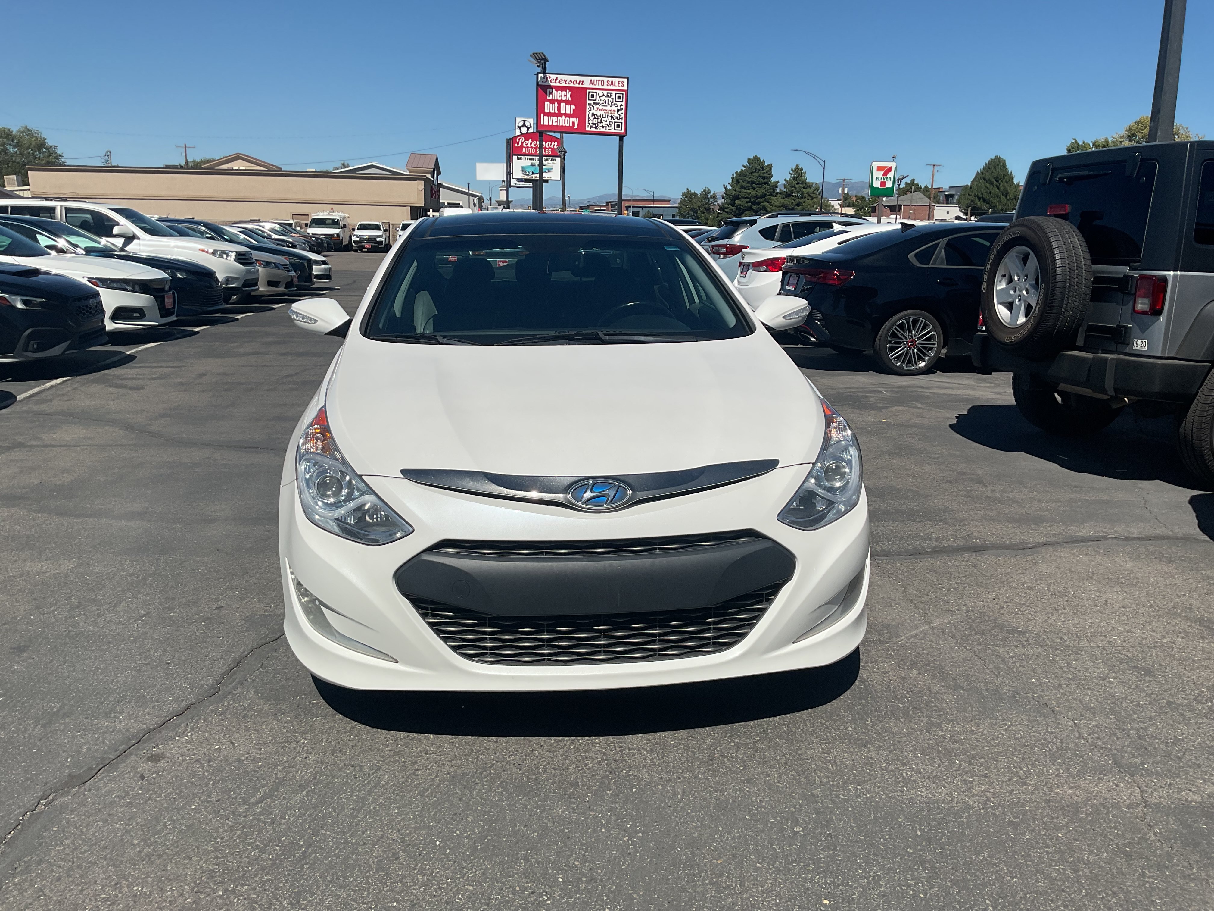 Used 2015 Hyundai Sonata Limited w/ Option Group 02 FWD image 3