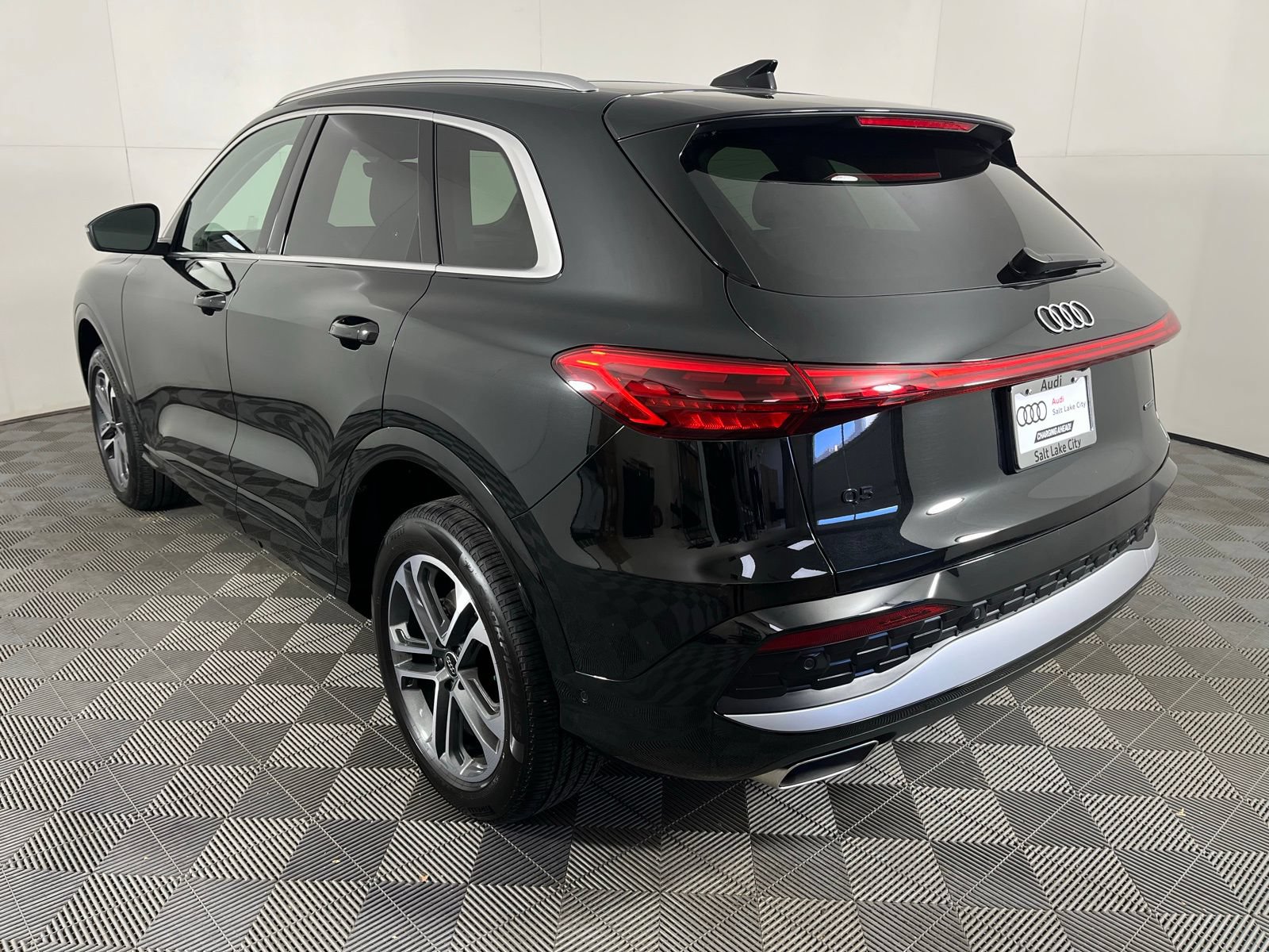 Used 2025 Audi Q5 Premium w/ Convenience Package AWD/4WD image 6