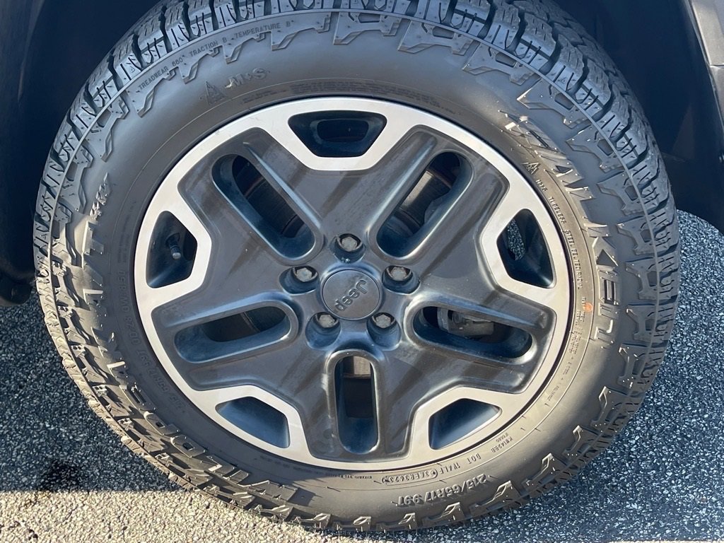 Used 2016 Jeep Renegade Trailhawk w/ Premium Trailhawk Package image 29